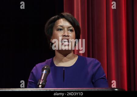 Der Bürgermeister von DC, Muriel Bowser, gibt heute am 17. Februar 2022 an der Universität des Distrikts von Columbia in Washington DC, USA, während der Feier zum Funders Day 2022 in Afroamerika, eine Rede über das Vermächtnis der Bevölkerung Afroamerikas. (Foto von Lenin Nolly/NurPhoto) Stockfoto