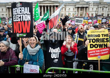 London, Großbritannien. 05.. November 2022. Auf dem Trafalgar Square versammeln sich nach dem marsch Tausende von Menschen, die zu einer nationalen Demonstration auf die Straße gingen. Die Volksversammlung protestiert gegen das mangelnde Handeln der Regierung bei der Bewältigung der Lebenshaltungskosten und fordert eine Parlamentswahl. Kredit: Andy Barton/Alamy Live Nachrichten Stockfoto