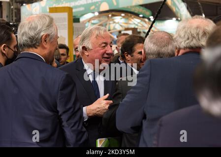 Gérard Larcher, Senatspräsident und Hauptunterstützer des Kandidaten von Valérie Pécresse für die französische Präsidentschaftswahl für die liberale rechte Partei Les Républicains (LR), Gespräche mit Unterstützern während des traditionellen Besuchs der Präsidentschaftskandidaten auf der Internationalen Landwirtschaftsausstellung, die derzeit am 28. Februar 2022 im Parc des Exposition de la Porte de Versailles in Paris stattfindet. (Foto von Samuel Boivin/NurPhoto) Stockfoto