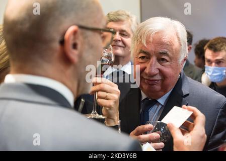 Gerard Larcher, Präsident des französischen Senats und Hauptunterstützer von Valérie Pécresse, Kandidat für die französische Präsidentschaftswahl der liberalen rechten Partei Les Républicains (LR), Trinken Sie ein Glas Wein an einem Stand während des traditionellen Besuchs der Präsidentschaftskandidaten auf der Internationalen Landwirtschaftsausstellung, die derzeit am 28. Februar 2022 im Parc des Exposition de la Porte de Versailles in Paris stattfindet. (Foto von Samuel Boivin/NurPhoto) Stockfoto