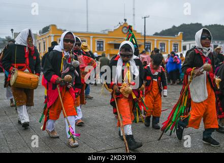 Eine Gruppe von Einheimischen trägt die Kostüme einer der Karnevalsfiguren, die auf dem Hauptplatz vor dem Rathaus von San Juan Chamula zu sehen sind. Am Montag, den 28. Februar 2022, in San Juan Chamula, Chiapas, Mexiko. (Foto von Artur Widak/NurPhoto) Stockfoto