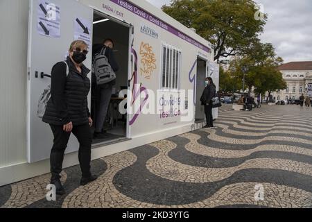 Eine Frau, die eine Schutzmaske trägt, wartet auf eine Wendung, um einen COVID-19-Test an einem der dafür eingerichteten Stände in der Umgebung von PraÃ§a de Rossio, Lissabon, zu machen. 20. Februar 2022. Die portugiesische Gesundheitsdirektion (General Health Direction, DGS) hat seit Beginn der Pandemie 2.795.830 Fälle von COVID-19 registriert. Mindestens 20.077 Patienten sind verstorben, 155 bleiben auf Intensivstationen. (Foto von Jorge Mantilla/NurPhoto) Stockfoto