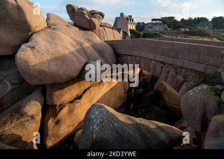 Frankreich, Ploumenach, 2022-01-13. Brücke, die zum Leuchtturm von Mean Ruz an der rosafarbenen Granitküste führt. Foto von Alexander BEE / Hans Lucas. Frankreich, Stockfoto