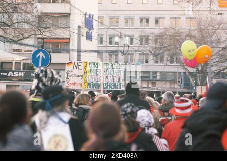 Hunderte von Coronavirus-Skeptikern protestieren während der Karnevalszeit in Köln, Deutschland, am 28. Februar 2022 gegen das vacine Mandat (Foto: Ying Tang/NurPhoto) Stockfoto