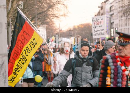 Hunderte von Coronavirus-Skeptikern protestieren während der Karnevalszeit in Köln, Deutschland, am 28. Februar 2022 gegen das vacine Mandat (Foto: Ying Tang/NurPhoto) Stockfoto