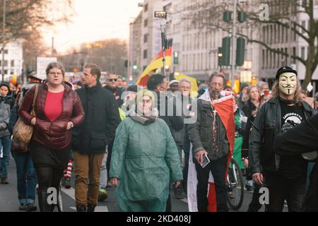 Hunderte von Coronavirus-Skeptikern protestieren während der Karnevalszeit in Köln, Deutschland, am 28. Februar 2022 gegen das vacine Mandat (Foto: Ying Tang/NurPhoto) Stockfoto