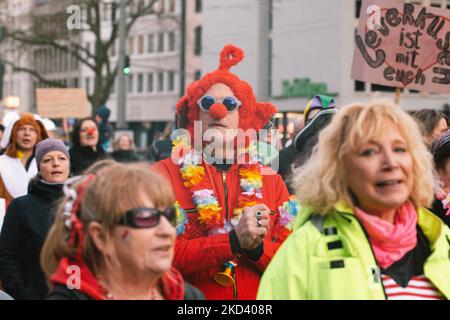 Hunderte von Coronavirus-Skeptikern protestieren während der Karnevalszeit in Köln, Deutschland, am 28. Februar 2022 gegen das vacine Mandat (Foto: Ying Tang/NurPhoto) Stockfoto