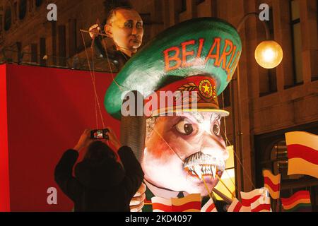 Ein Karnevalszug mit dem ehemaligen russischen Präsidenten wladimir Putin, der den weißrussischen Präsidenten Alexander Lukaschenko wie eine Marionette hält, wird am 28. Februar 2022 im Stadtzentrum von Köln während der traditionellen Karnevalsprozession Rose monday beleuchtet, die wegen des Ukraine-Krieges abgesagt wurde (Foto: Ying Tang/NurPhoto) Stockfoto