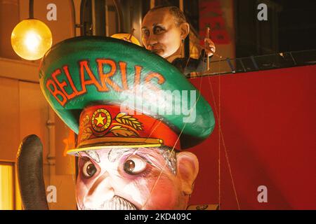 Ein Karnevalszug mit dem ehemaligen russischen Präsidenten wladimir Putin, der den weißrussischen Präsidenten Alexander Lukaschenko wie eine Marionette hält, wird am 28. Februar 2022 im Stadtzentrum von Köln während der traditionellen Karnevalsprozession Rose monday beleuchtet, die wegen des Ukraine-Krieges abgesagt wurde (Foto: Ying Tang/NurPhoto) Stockfoto