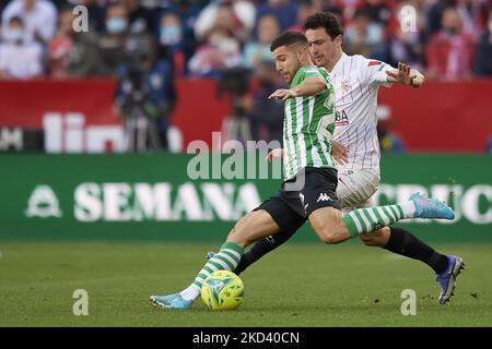 Aitor Ruibal von Betis und Thomas Delaney von Sevilla treten beim Spiel La Liga Santander zwischen dem FC Sevilla und Real Betis am 27. Februar 2022 im Estadio Ramon Sanchez Pizjuan in Sevilla, Spanien, um den Ball an. (Foto von Jose Breton/Pics Action/NurPhoto) Stockfoto