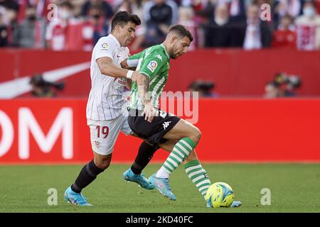 Aitor Ruibal von Betis und Marcos Acuña von Sevilla treten beim Spiel La Liga Santander zwischen dem FC Sevilla und Real Betis am 27. Februar 2022 im Estadio Ramon Sanchez Pizjuan in Sevilla, Spanien, um den Ball an. (Foto von Jose Breton/Pics Action/NurPhoto) Stockfoto