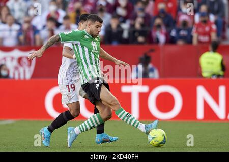 Aitor Ruibal von Betis in Aktion während des La Liga Santander Spiels zwischen dem FC Sevilla und Real Betis im Estadio Ramon Sanchez Pizjuan am 27. Februar 2022 in Sevilla, Spanien. (Foto von Jose Breton/Pics Action/NurPhoto) Stockfoto