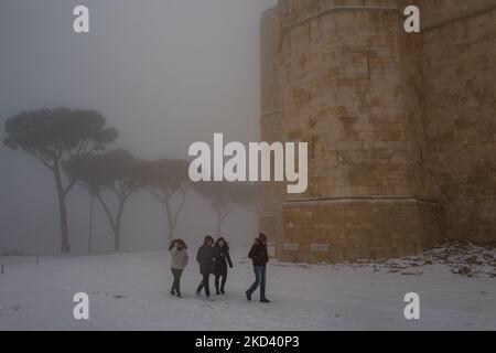 Neugierige flanieren am 1. März 2022 in Andria und bewundern die Landschaft des Castel del Monte, das vollständig mit Schnee und Temperaturen von -2 Grad übertüncht ist. März bietet der Stadt Andria einen rein winterlichen Dienstag an. Heute Morgen fiel der Schnee reichlich und schuf eine hellweiße Decke, während in Castel del Monte die Landschaft ebenso wie auf den Höhen der Murgia völlig weiß war. Eine sehr kurze Störung aus Russland, die innerhalb eines Tages enden sollte. (Foto von Davide Pischettola/NurPhoto) Stockfoto