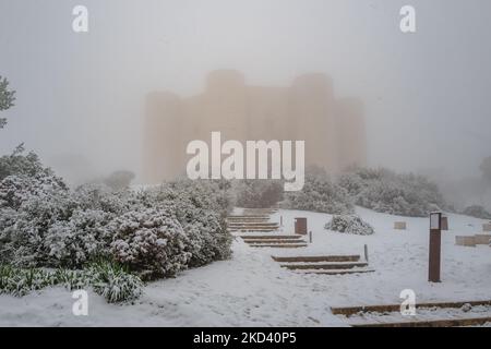 Castel del Monte wurde am 1. März 2022 in Andria komplett mit Schnee und Temperaturen von -2 Grad getüncht. März bietet der Stadt Andria einen rein winterlichen Dienstag an. Heute Morgen fiel der Schnee reichlich und schuf eine hellweiße Decke, während in Castel del Monte die Landschaft ebenso wie auf den Höhen der Murgia völlig weiß war. Eine sehr kurze Störung aus Russland, die innerhalb eines Tages enden sollte. (Foto von Davide Pischettola/NurPhoto) Stockfoto