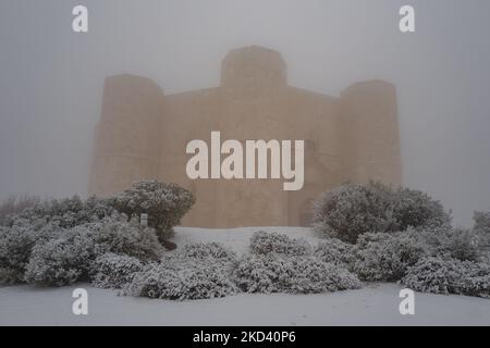 Castel del Monte wurde am 1. März 2022 in Andria komplett mit Schnee und Temperaturen von -2 Grad getüncht. März bietet der Stadt Andria einen rein winterlichen Dienstag an. Heute Morgen fiel der Schnee reichlich und schuf eine hellweiße Decke, während in Castel del Monte die Landschaft ebenso wie auf den Höhen der Murgia völlig weiß war. Eine sehr kurze Störung aus Russland, die innerhalb eines Tages enden sollte. (Foto von Davide Pischettola/NurPhoto) Stockfoto