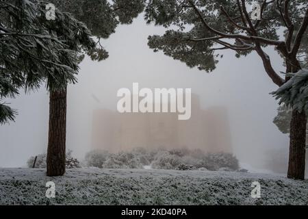 Castel del Monte wurde am 1. März 2022 in Andria komplett mit Schnee und Temperaturen von -2 Grad getüncht. März bietet der Stadt Andria einen rein winterlichen Dienstag an. Heute Morgen fiel der Schnee reichlich und schuf eine hellweiße Decke, während in Castel del Monte die Landschaft ebenso wie auf den Höhen der Murgia völlig weiß war. Eine sehr kurze Störung aus Russland, die innerhalb eines Tages enden sollte. (Foto von Davide Pischettola/NurPhoto) Stockfoto