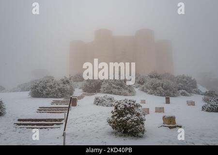 Castel del Monte wurde am 1. März 2022 in Andria komplett mit Schnee und Temperaturen von -2 Grad getüncht. März bietet der Stadt Andria einen rein winterlichen Dienstag an. Heute Morgen fiel der Schnee reichlich und schuf eine hellweiße Decke, während in Castel del Monte die Landschaft ebenso wie auf den Höhen der Murgia völlig weiß war. Eine sehr kurze Störung aus Russland, die innerhalb eines Tages enden sollte. (Foto von Davide Pischettola/NurPhoto) Stockfoto