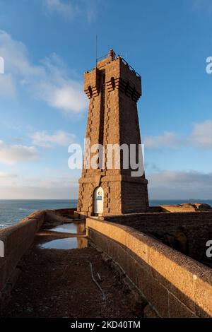 Frankreich, Ploumenach, 2022-01-13. Brücke, die zum Leuchtturm von Mean Ruz an der rosafarbenen Granitküste führt. Foto von Alexander BEE / Hans Lucas. Frankreich, Stockfoto