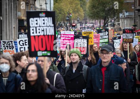 London, Großbritannien. 05.. November 2022. Tausende von Menschen gehen zu einer nationalen Demonstration auf die Straße. Die Volksversammlung protestiert gegen das mangelnde Handeln der Regierung bei der Bewältigung der Lebenshaltungskosten und fordert eine Parlamentswahl. Kredit: Andy Barton/Alamy Live Nachrichten Stockfoto