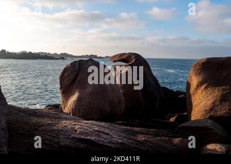 Frankreich, Ploumenach, 2022-01-13. Felsformation entlang der rosafarbenen Granitküste in der Bretagne. Foto von Alexander BEE / Hans Lucas. Frankreich, Ploumenach, Stockfoto