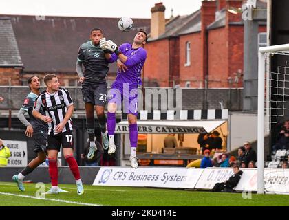 IPlymouth Argyle Verteidiger Brendan Galloway (22) kämpft in der Luft mit Grimsby Town Torwart Max Crocombe (1) während des Emirates FA Cup First Round Matches Grimsby Town gegen Plymouth Argyle im Blundell Park, Cleethorpes, Großbritannien, 5.. November 2022 (Foto by Stanley Kasala/News Images) Stockfoto