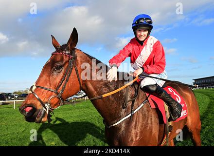 Der Jockey Rachael Blackmore feiert auf Envoi Allen, nachdem er den Ladbrokes Champion Chase am zweiten Tag des Ladbrokes Festival of Racing auf der Down Royal Racecourse in Lisburn gewonnen hat. Bilddatum: Samstag, 5. November 2022. Stockfoto