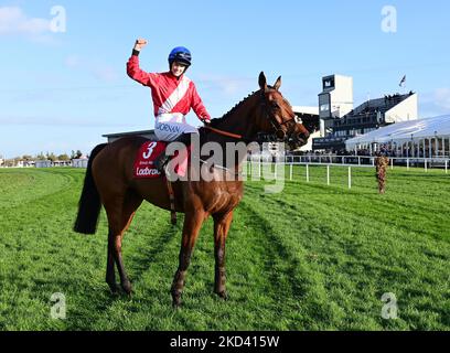 Der Jockey Rachael Blackmore feiert auf Envoi Allen, nachdem er den Ladbrokes Champion Chase am zweiten Tag des Ladbrokes Festival of Racing auf der Down Royal Racecourse in Lisburn gewonnen hat. Bilddatum: Samstag, 5. November 2022. Stockfoto