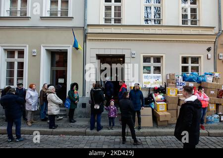 Humanitäre Hilfe für Menschen in der Ukraine verließ am 1. März 2022 das ukrainische Konsulat in Breslau, Polen, nach Kiew. (Foto von Krzysztof Zatycki/NurPhoto) Stockfoto