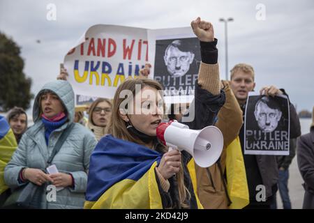 Eine junge Frau benutzt während des Protestes ein Megaphon für Slogans. Ukrainer, die in Griechenland leben, erheben sich gegen den Krieg mit Russland. Unter den Demonstranten protestieren Einheimische auf dem Aristoteles-Platz in Thessaloniki zur Unterstützung der Ukraine gegen den Krieg mit ukrainischen Fahnen und Transparenten. Banner tragen die Inschriften Hände weg von der Ukraine, Stop war in der Ukraine oder zeigen Präsident Putin als Adolf Hitler. Thessaloniki, Griechenland am 28. Februar 2022 (Foto von Nicolas Economou/NurPhoto) Stockfoto