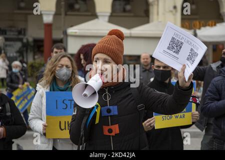 Eine junge Frau benutzt während des Protestes ein Megaphon für Slogans. Ukrainer, die in Griechenland leben, erheben sich gegen den Krieg mit Russland. Unter den Demonstranten protestieren Einheimische auf dem Aristoteles-Platz in Thessaloniki zur Unterstützung der Ukraine gegen den Krieg mit ukrainischen Fahnen und Transparenten. Banner tragen die Inschriften Hände weg von der Ukraine, Stop war in der Ukraine oder zeigen Präsident Putin als Adolf Hitler. Thessaloniki, Griechenland am 28. Februar 2022 (Foto von Nicolas Economou/NurPhoto) Stockfoto