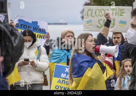 Eine junge Frau benutzt während des Protestes ein Megaphon für Slogans. Ukrainer, die in Griechenland leben, erheben sich gegen den Krieg mit Russland. Unter den Demonstranten protestieren Einheimische auf dem Aristoteles-Platz in Thessaloniki zur Unterstützung der Ukraine gegen den Krieg mit ukrainischen Fahnen und Transparenten. Banner tragen die Inschriften Hände weg von der Ukraine, Stop war in der Ukraine oder zeigen Präsident Putin als Adolf Hitler. Thessaloniki, Griechenland am 28. Februar 2022 (Foto von Nicolas Economou/NurPhoto) Stockfoto