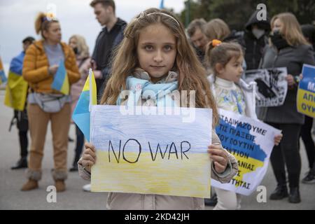 Nahaufnahme eines kleinen Mädchens, das die Flagge der Ukraine mit den Worten „KEIN KRIEG“ hält. Ukrainer, die in Griechenland leben, erheben sich gegen den Krieg mit Russland. Unter den Demonstranten protestieren Einheimische auf dem Aristoteles-Platz in Thessaloniki zur Unterstützung der Ukraine gegen den Krieg mit ukrainischen Fahnen und Transparenten. Banner tragen die Inschriften Hände weg von der Ukraine, Stop war in der Ukraine oder zeigen Präsident Putin als Adolf Hitler. Thessaloniki, Griechenland am 28. Februar 2022 (Foto von Nicolas Economou/NurPhoto) Stockfoto