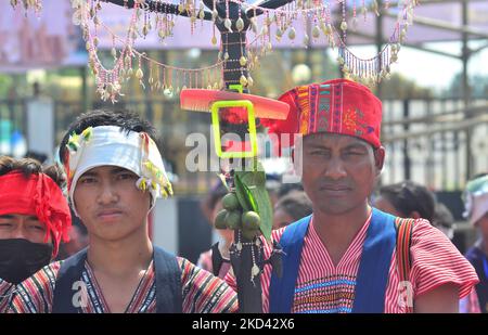 Kulturtruppe aus dem Stamm der Karbi während der Eröffnungszeremonie des Karbi-Jugendfestivals 48. in Diphu, Indien, am 02 2022. März. (Foto von Caisii Mao/NurPhoto) Stockfoto