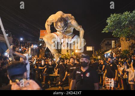 Nach zwei Jahren Verzögerung aufgrund der Covid-19-Pandemie, paradierte die Jugend in Bali schließlich riesige Puppen aus gewebtem Bambus, genannt ''Ogoh-ogoh'', die als Monster dargestellt wird und die negativen Dinge in der Welt darstellt, die neutralisiert werden müssen, um ein harmonisches Leben zu schaffen, in Bali, Indonesien, Am 02. März 2022. (Foto von Keyza Widiatmika/NurPhoto) Stockfoto