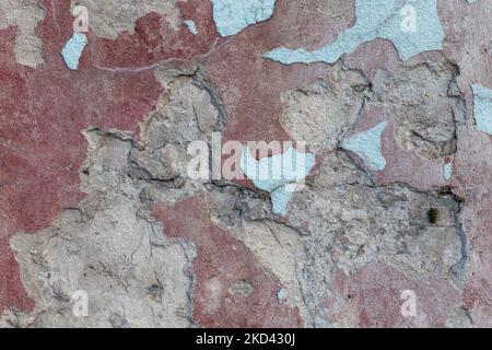 Die alte beschädigte Wand verputzt abgestürzt Stockfoto