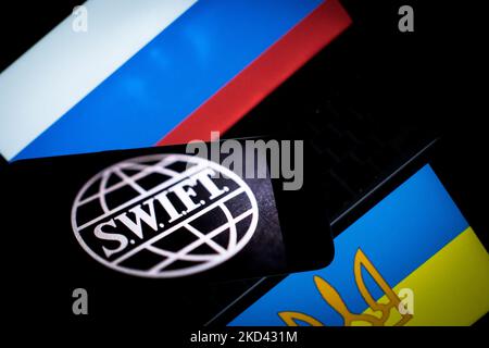 ROM, ITALIEN, MÄRZ 02The das SWIFT-Logo (Society for Worldwide Interbank Financial Telecommunication), das auf einem Telefonbildschirm angezeigt wird, und die russische Flagge, die auf einem Telefonbildschirm angezeigt wird, sind auf diesem Foto zu sehen, am 02. März 2022 in Rom, Italien. (Foto-Illustration von Andrea Ronchini/NurPhoto) Stockfoto
