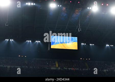 Der LED-Bildschirm im Stadion zeigt eine ukrainische Flagge, um eine Friedensbotschaft für die Ukraine während des Fußballspiels Coppa Italia 2021/22 zwischen dem AC Mailand und dem FC Internazionale im Giuseppe Meazza Stadium, Mailand, Italien, am 01. März 2022 anzuzeigen (Foto: Fabrizio Carabelli/LiveMedia/NurPhoto) Stockfoto