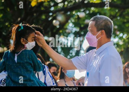 Katholische Gläubige erhalten Asche in der Stirn nach dem Aschermittwochgottesdienst in der Kathedrale in Antipolo City, Philippinen, am 02. März 2022. (Foto von Ryan Eduard Benaid/NurPhoto) Stockfoto