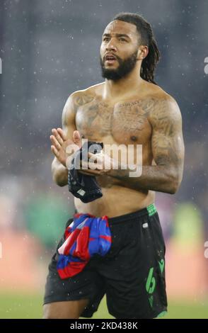 Liam Moore von Stoke City (leihweise aus Reading) klatscht während der fünften Runde des FA Cup zwischen Crystal Palace und Stoke City im Selhurst Park Stadium, London, am 01.. März 2022 mit den Fans von Stoke City (Foto by Action Foto Sport/NurPhoto) Stockfoto