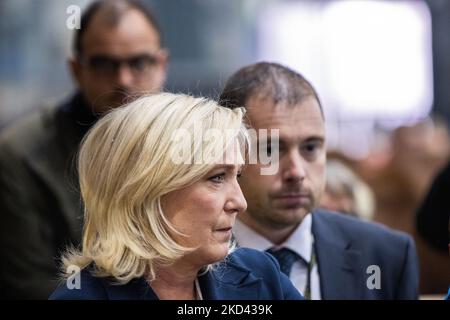 Marine Le Pen besuchte am 02. März 2022 den "Salon de l'Agriculture" und traf die Landarbeiter in Paris, Frankreich. (Foto von Jerome Gilles/NurPhoto) Stockfoto