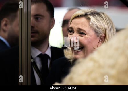 Marine Le Pen besuchte am 02. März 2022 den "Salon de l'Agriculture" und traf die Landarbeiter in Paris, Frankreich. (Foto von Jerome Gilles/NurPhoto) Stockfoto