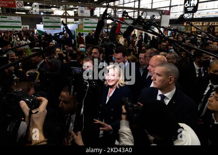 Marine Le Pen besuchte am 02. März 2022 den "Salon de l'Agriculture" und traf die Landarbeiter in Paris, Frankreich. (Foto von Jerome Gilles/NurPhoto) Stockfoto