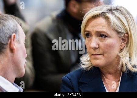 Marine Le Pen besuchte am 02. März 2022 den "Salon de l'Agriculture" und traf die Landarbeiter in Paris, Frankreich. (Foto von Jerome Gilles/NurPhoto) Stockfoto