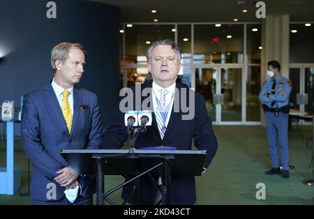 Der Botschafter der Europäischen Union bei den Vereinten Nationen, Olof Skoog, und Sergiy Kyslytsya, Ständiger Vertreter der Ukraine bei den Vereinten Nationen, sprechen nach einer Sondersitzung der Generalversammlung am 02. März 2022 im Hauptsitz der Vereinten Nationen in New York City vor der Presse. Die UN-Generalversammlung nahm ihre Sondersitzung 11. zur Notstandsabstimmung über einen Resolutionsentwurf zur Verurteilung der russischen Invasion in der Ukraine wieder auf. Die Resolution wurde mit 141 Stimmen, 5 Stimmen dagegen und 25 Enthaltungen angenommen. (Foto von John Lamparski/NurPhoto) Stockfoto