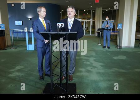 Der Botschafter der Europäischen Union bei den Vereinten Nationen, Olof Skoog, und Sergiy Kyslytsya, Ständiger Vertreter der Ukraine bei den Vereinten Nationen, sprechen nach einer Sondersitzung der Generalversammlung am 02. März 2022 im Hauptsitz der Vereinten Nationen in New York City vor der Presse. Die UN-Generalversammlung nahm ihre Sondersitzung 11. zur Notstandsabstimmung über einen Resolutionsentwurf zur Verurteilung der russischen Invasion in der Ukraine wieder auf. Die Resolution wurde mit 141 Stimmen, 5 Stimmen dagegen und 25 Enthaltungen angenommen. (Foto von John Lamparski/NurPhoto) Stockfoto