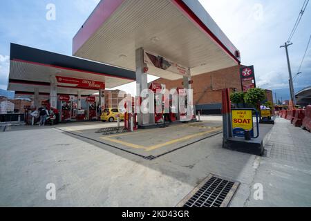 Medellin, Antioquia, Kolumbien - Juni 2 2022: Tankstelle in der Tagesmitte mit Weitwinkelansicht Stockfoto