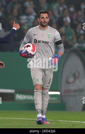 Sporting-Torwart Antonio Adan in Aktion während des Halbfinalspiels der ersten Etappe des Portugal Cup zwischen Sporting CP und FC Porto am 2. März 2022 im Stadion Jose Alvalade in Lissabon, Portugal. (Foto von Pedro FiÃºza/NurPhoto) Stockfoto