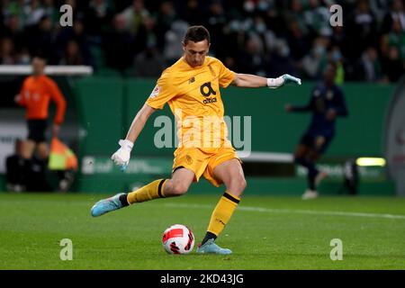 Der Torhüter des FC Porto, Agustin Marchesin, ist am 2. März 2022 beim Halbfinale der ersten Etappe des Fußballspiels zwischen Sporting CP und dem FC Porto im Stadion Jose Alvalade in Lissabon, Portugal, in Aktion. (Foto von Pedro FiÃºza/NurPhoto) Stockfoto