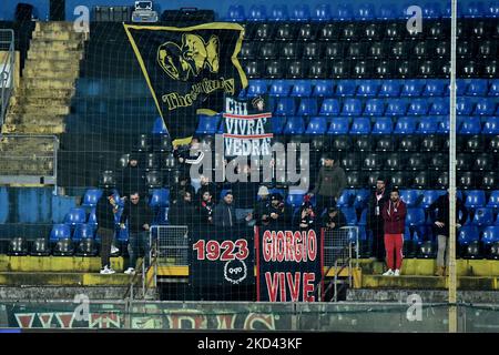 Unterstützer von Crotone beim Spiel der italienischen Fußball-Serie B AC Pisa gegen FC Crotone am 02. März 2022 in der Arena Garibaldi in Pisa, Italien (Foto von Gabriele Masotti/LiveMedia/NurPhoto) Stockfoto