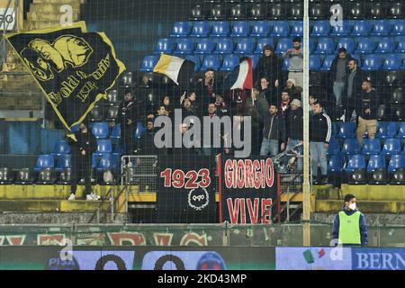 Fans von Crotone beim Spiel der italienischen Fußball-Serie B AC Pisa gegen FC Crotone am 02. März 2022 in der Arena Garibaldi in Pisa, Italien (Foto von Gabriele Masotti/LiveMedia/NurPhoto) Stockfoto